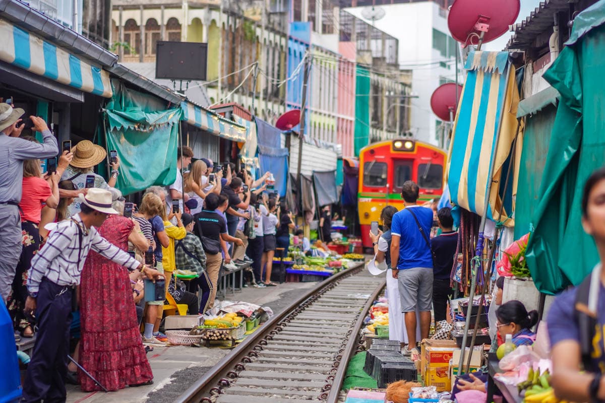 Compra en el fascinante Mercado del Tren de Bangkok