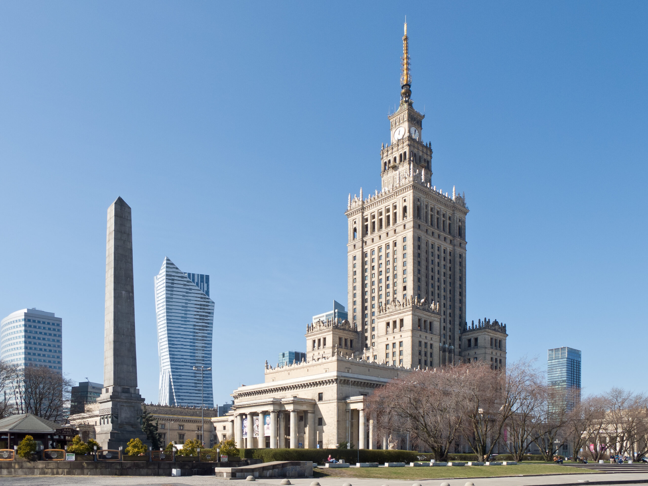 El Palacio de la Cultura de Varsovia es mucho más que un edificio monumental; es un símbolo de la historia, la cultura y la modernidad de la ciudad.